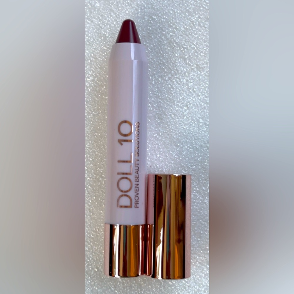 💋💋NEW Full .08 oz DOLL 10 Lip Crayon in shade “I CAN” NWOB Self Sharpening! 💋💋